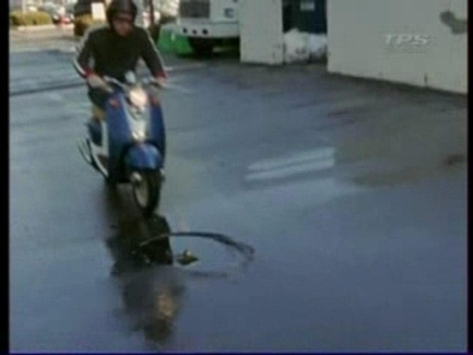 MDR CHUTE EN SCOOTER DANS LEAU