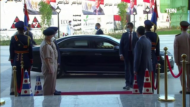 لحظة وصول الرئيس عبد الفتاح السيسي لـ أداء شعائر صلاة عيد الأضحى المبارك من مدينة العلمين الجديدة