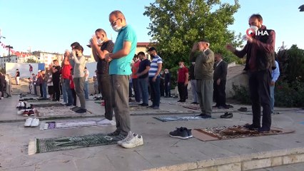 Tarihi Kale Cami’de bayram namazı