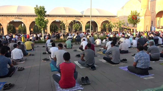 Adıyaman'da binlerce kişi bayram namazı için saf tuttu