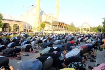 Adıyaman'da binlerce kişi bayram namazı için saf tuttu