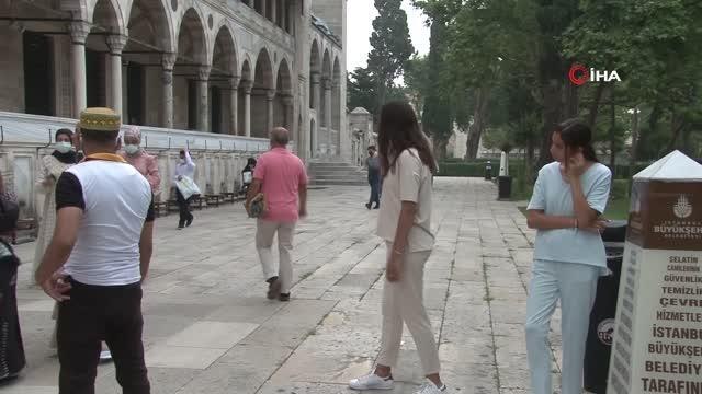 Süleymaniye Camii'nde binlerce vatandaşın katılımıyla bayram namazı kılındı