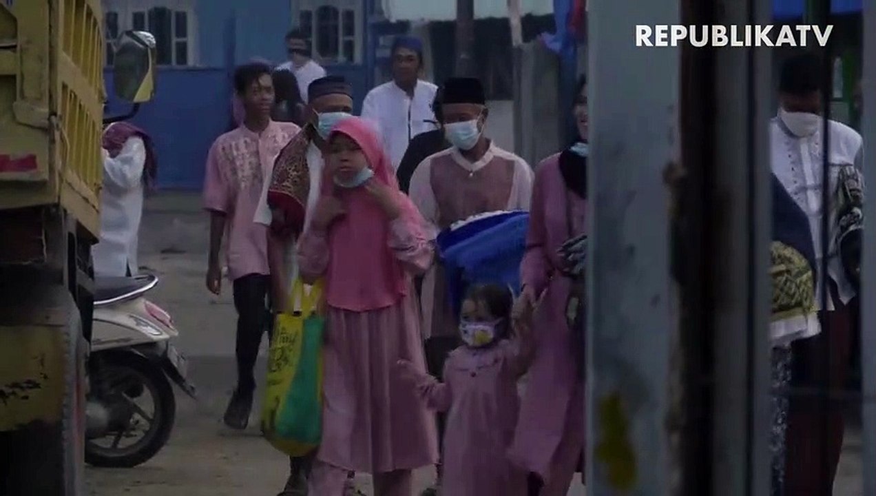 Warga Jakarta Utara Terapkan Prokes Saat Shalat Idul Adha