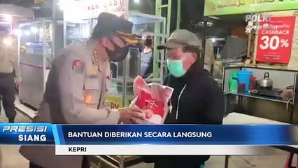 Kapolda Kepulauan Riau Bagikan Sembako Door to Door Kepada Masyarakat