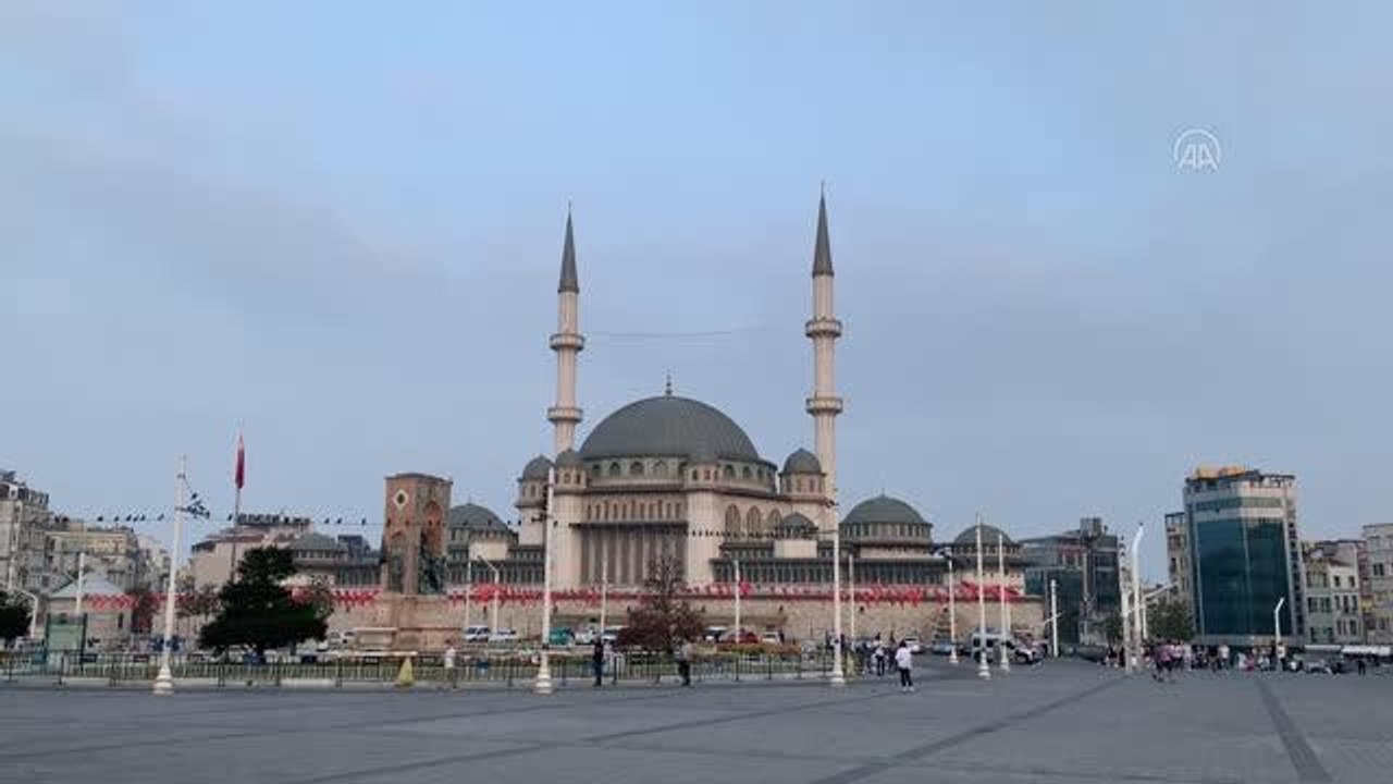 Taksim Camisi'nde ilk bayram namazı kılındı