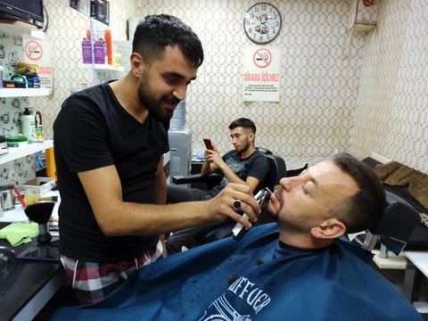 Tıraş olmakta gecikenler bayramı berber ve kuaför salonlarında karşıladı