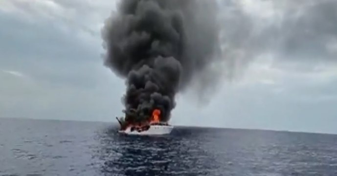 Isola di Pianosa - In fiamme natante, Guardia Costiera soccorre occupanti (20.07.21)