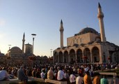 Binlerce kişi bayram namazı için Mevlana Meydanına akın etti