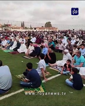 مواطنون يؤدون صلاة العيد في لواء الرمثا