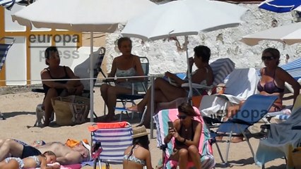 Marisa Vicario se relaja en la playa mientras su hija Arantxa trata de evitar ir a la cárcel