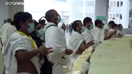 شاهد | الحجاج يرمون جمرة العقبة الكبرى ويحتفلون بالأضحى