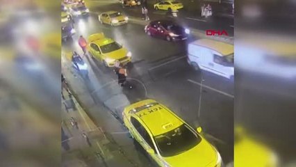 ŞİŞLİ'DE YOLCU ALDIĞI TURİSTLERİN PARALARINI ÇALAN TAKSİCİ KAMERADA