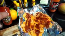 Preparando una super botana papas fritas sabritas barcel con salsa picante limon y salsa en polvo tajin riquisima convinacion