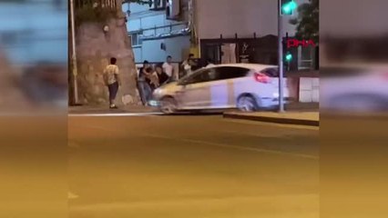 Son dakika... KALABALIK GRUP 3 KİŞİYE SALDIRDI, GENÇLERİ ASKERLER KURTARDI