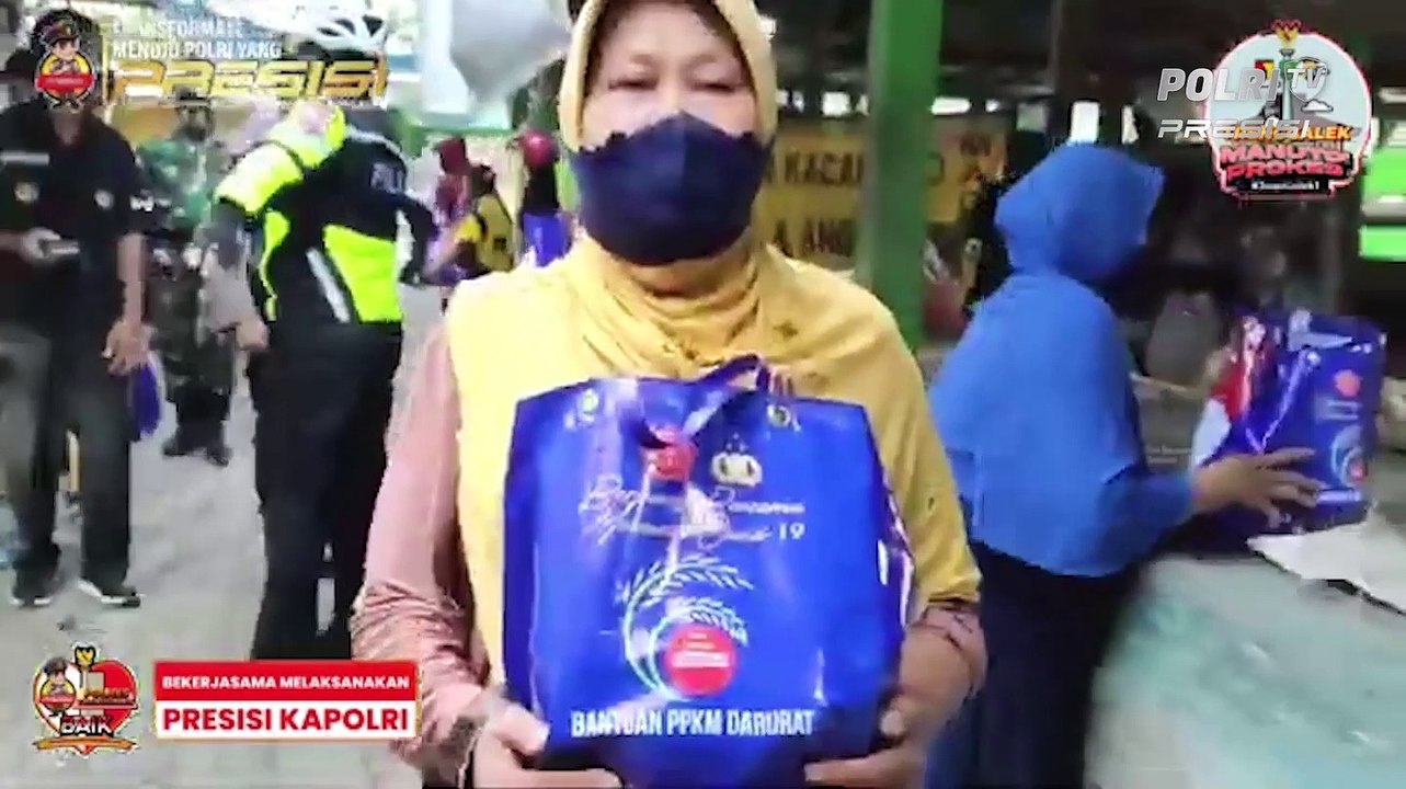 Naik Sepeda, Kapolres Trenggalek Distribusikan Bantuan Sosial
