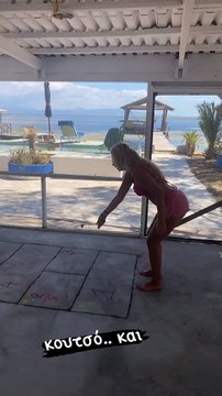 Γωγώ Μαστροκώστα: Στα 50 της έχει το κορμί – Έβαλε το μπικίνι της και παίζει... κουτσό!