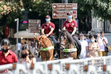 Sultanahmet Meydanı'nda atlı polisler devriye gezdi