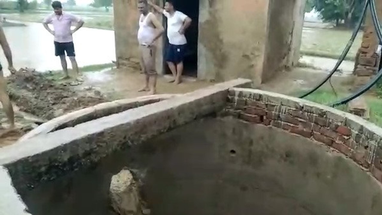 अलवर : गांव मातोर के युवकों ने खेतों में जमा बरसाती पानी का रुख मोड़कर सूखे कुओं को कर दिया लबालब