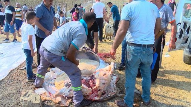 KURBAN SATIŞ VE KESİM YERLERİNDE YOĞUNLUK
