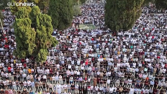 شاهد | المسلمون حول العام يحتفلون بأول أيام عيد الأضحى