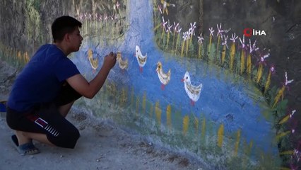 Bahçe duvarları tuvali oldu