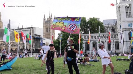 فيديو | مناهضون للتطعيم ضدّ كوفيد-19 يحتجون أمام البرلمان البريطاني