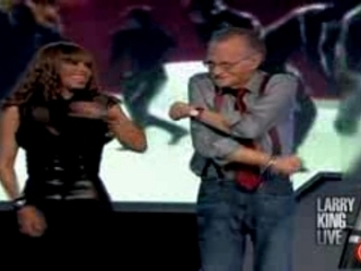 ⁣Janet Jackson balla con Larry King