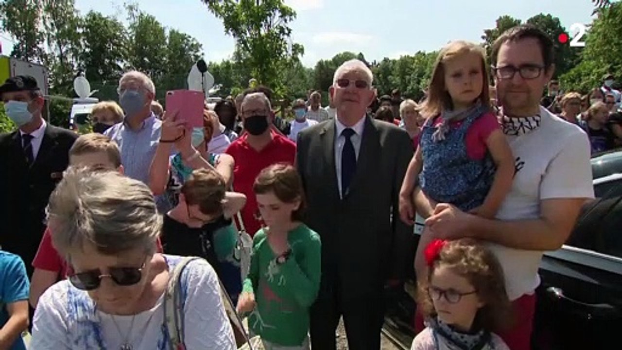 La Belgique a observé une minute de silence en hommage aux victimes des inondations - Le roi Philippe et la reine Mathilde se sont recueillis à la caserne de pompiers de Verviers - VIDEO