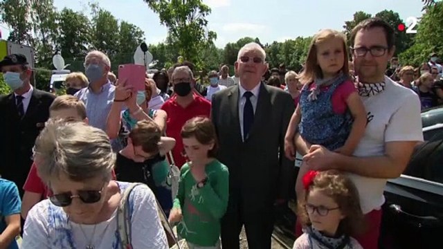 La Belgique a observé une minute de silence en hommage aux victimes des inondations - Le roi Philippe et la reine Mathilde se sont recueillis à la caserne de pompiers de Verviers - VIDEO