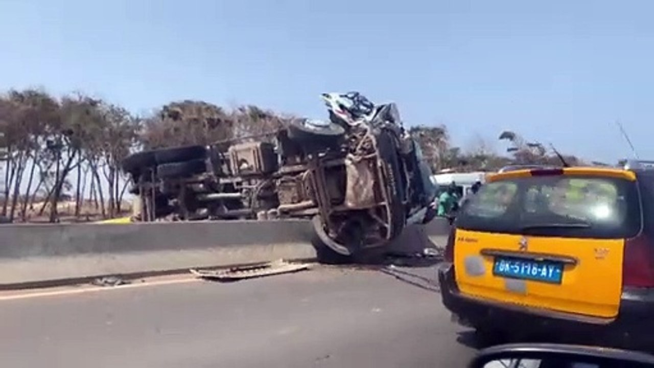 ccident sur la VDN3 : Un camion de ramassage d’ordures se renverse et fait deux blessés