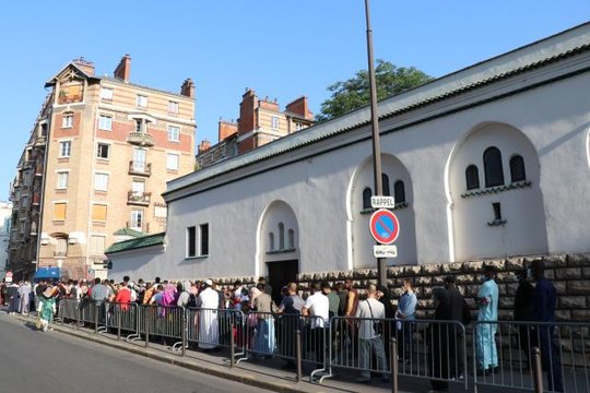 Fransa'da Müslümanlar Kurban Bayramı'nı coşkuyla kutluyor