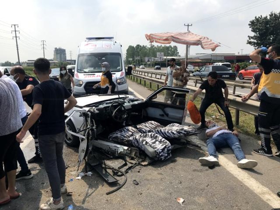 D100'de feci kaza...Otomobil ikiye bölündü: 6 yaralı