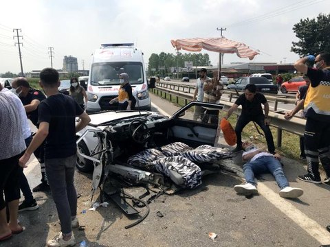 D100'de feci kaza...Otomobil ikiye bölündü: 6 yaralı