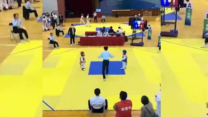 Miniklerin tekvando müsakabası güldürdü!