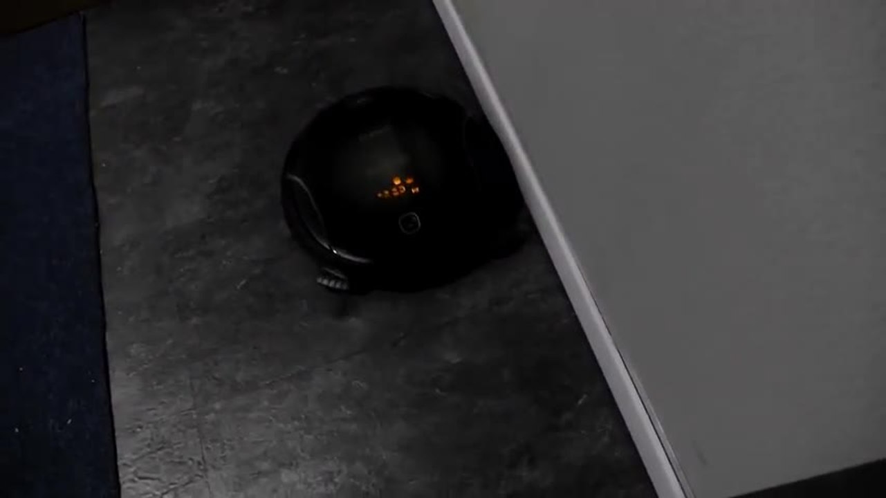 Les Numériques : Aspirateur-robot Samsung Corner Clean SR10F71 sur moquette fine