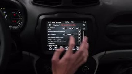 Test de l'interface Uconnect 4 du Renegade 4xe
