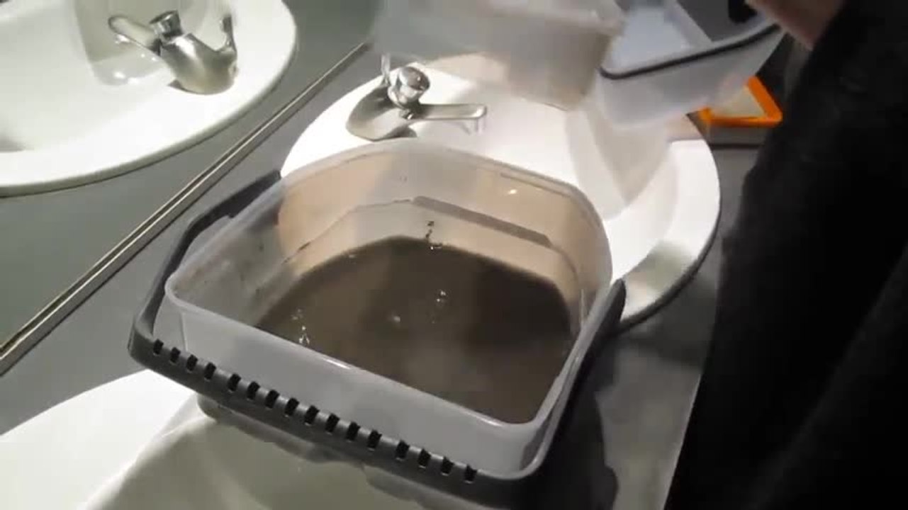 Les Numériques : Vidange de l'aspirateur sans sac à filtration à eau Kärcher DS 6000.