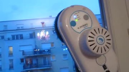 Les Numériques : E-Zicom e.ziclean Hobot sur les rebords de fenêtres