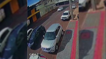 Câmera flagra colisão entre motos na esquina da Pio XII com a São Paulo