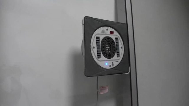 Les Numériques : Robot nettoyeur de vitres Ecovacs Winbot 930 en fonctionnement