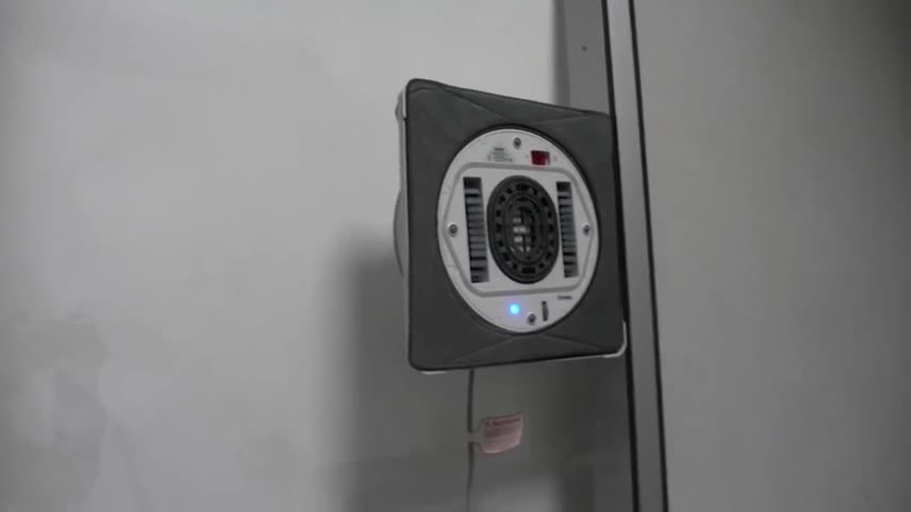 Les Numériques : Robot nettoyeur de vitres Ecovacs Winbot 930 en fonctionnement