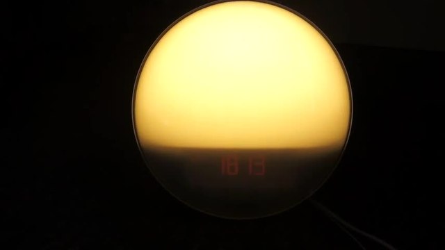 Les Numériques : Simulation de l'aube avec le réveil Philips Éveil Lumière HF3520