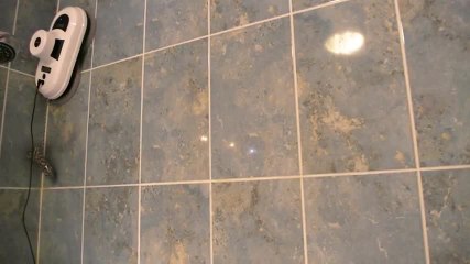 Les Numériques : robot nettoyeur E-Zicom Robot 2015 sur carrelage