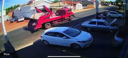 Quand 2 automobilistes font marche arrière en même temps... Pas de chance