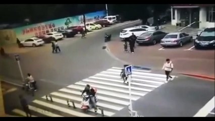 Cet homme en scooter va vite comprendre qu'il na rien à faire sur un passage piéton
