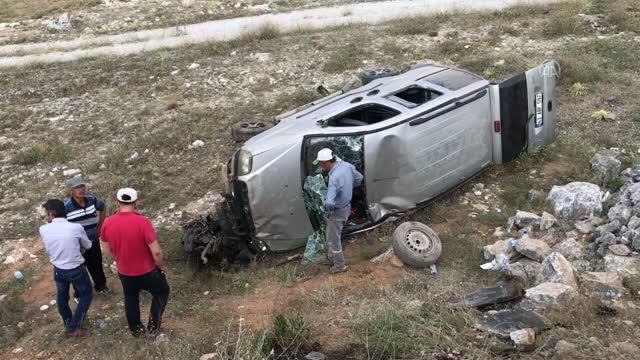 Hafif ticari araç şarampole devrildi: 4 yaralı