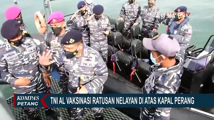 TNI AL Vaksinasi Ratusan Nelayan Makassar di Atas Kapal Perang