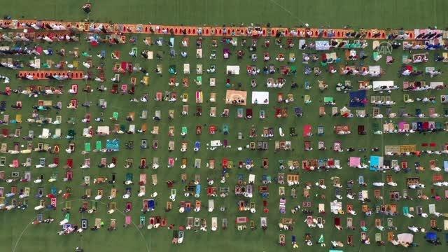 (DRONE) ABD'de yaşayan Müslümanlar Kurban Bayramı namazı için camilere akın etti