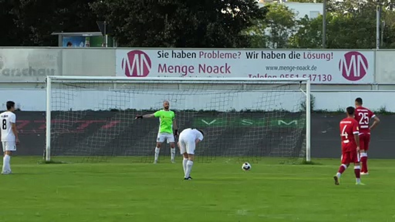 Omar Younes (SVG) hält einen Elfmeter des KSV Baunatal.