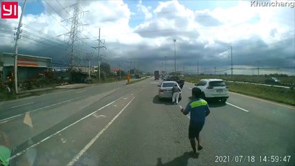 Drivers Pull Over to Help Push Stranded Car to Safety